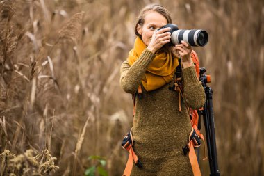 Güzel, kadın fotoğrafçı, bir güzel sonbahar günü - sığ Dof, rengi açık fotoğraf çekmeye görüntü tonda