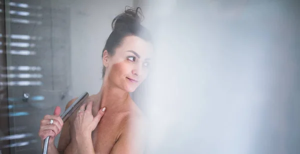 Frau Unter Einer Langen Heißen Dusche Wäscht Ihre Haare Einem — Stockfoto