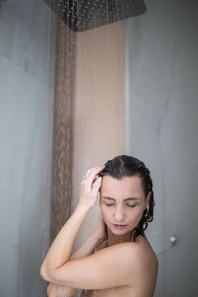 Женщина Принимает Долгий Горячий Душ Мыть Волосы Современной Ванной Комнате — стоковое фото