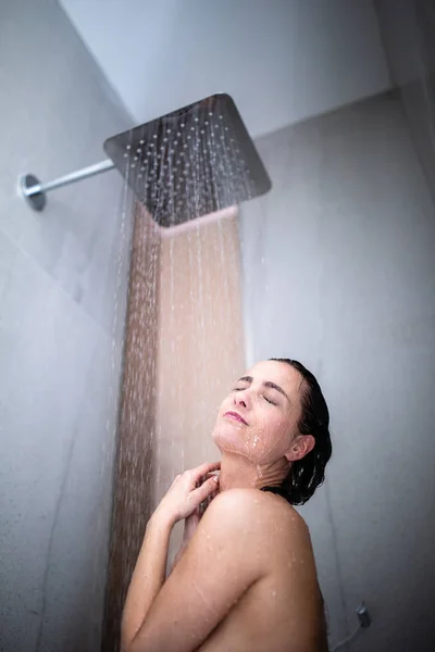 Kobieta Bierze Długi Gorący Prysznic Myjąc Włosy Nowoczesnej Łazience Design — Zdjęcie stockowe