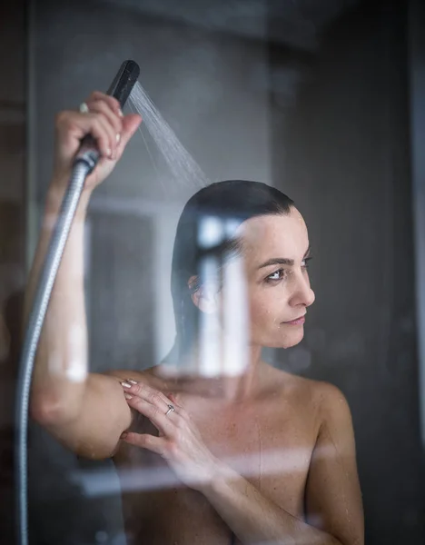 Mujer Tomando Una Larga Ducha Caliente Lavándose Cabello Baño Diseño — Foto de Stock