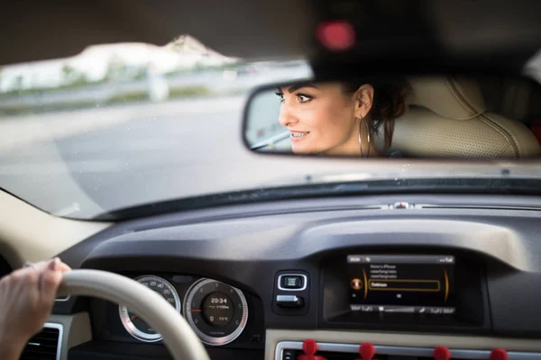 Pretty Young Woman Driving Car Invitation Travel Car Rental Vacation — Stock Photo, Image