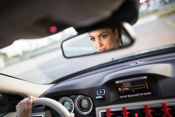 Uma Mulher Bonita Jovem Conduzir Carro Convite Para Viajar Aluguer — Fotografia de Stock