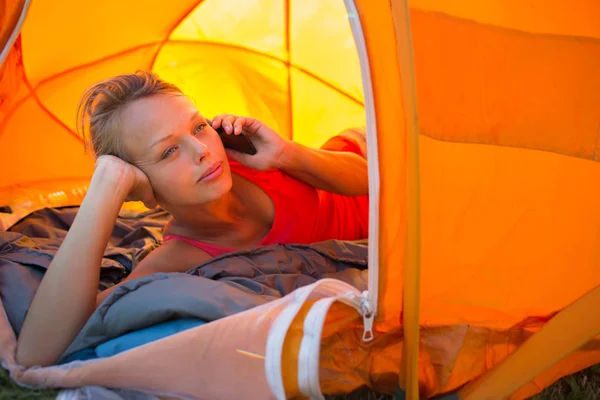 Mulher Bonita Jovem Acampar Livre Deitada Tenda Pela Manhã Usando — Fotografia de Stock