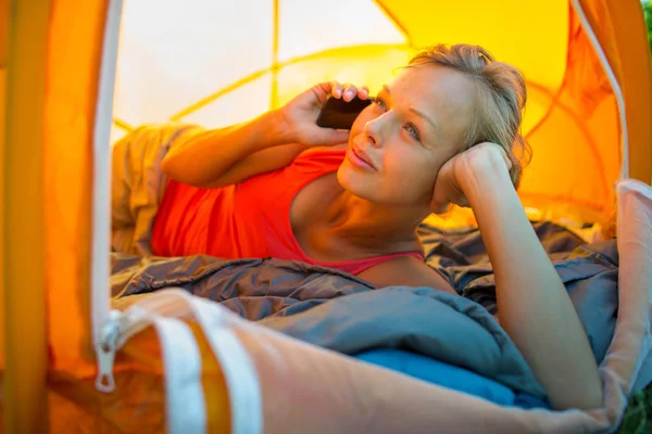 Mulher Bonita Jovem Acampar Livre Deitada Tenda Pela Manhã Usando — Fotografia de Stock