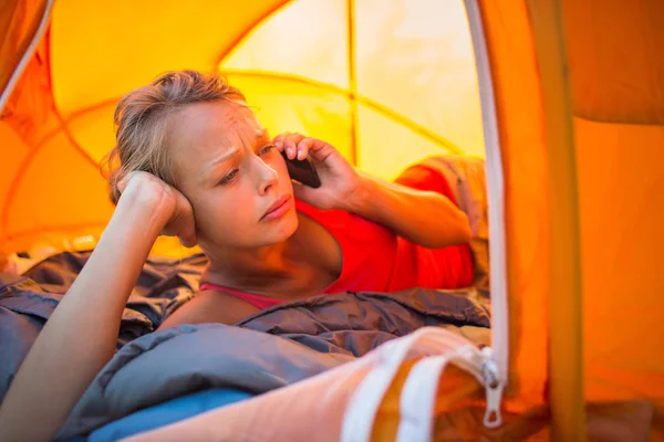 Bella Giovane Donna Campeggio All Aperto Sdraiata Nella Tenda Mattino — Foto Stock