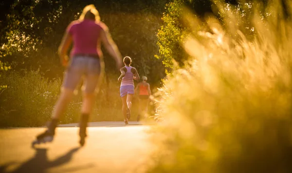 Mujer Joven Corriendo Aire Libre Una Hermosa Noche Verano Soleado — Foto de Stock