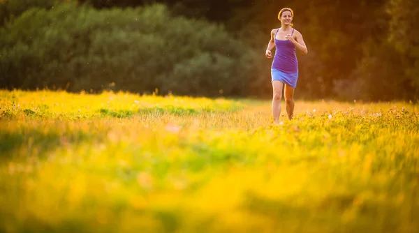 Young Woman Running Outdoors Lovely Sunny Summer Evening Shallow Dof — Stock Photo, Image