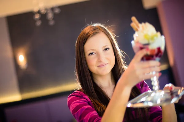 Ona Dondurma Sayacı Alarak Bir Dondurma Salonu Şirin Genç Kadın — Stok fotoğraf