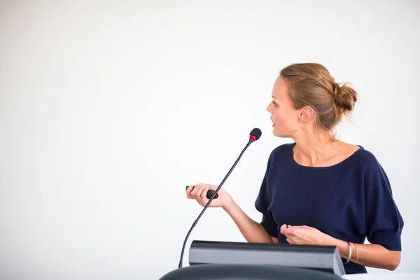 Hezká Mladá Podnikatelka Přednáší Konferenčním Konferenčním Prostředí Mělké Dof Barevně — Stock fotografie