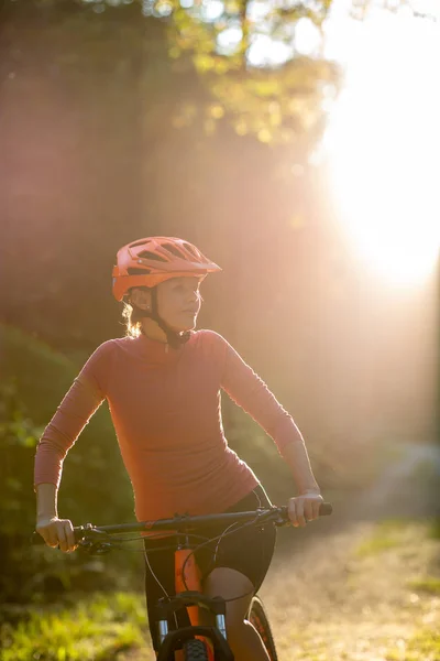 Ładna Młoda Kobieta Jeżdżąca Rowerze Górskim Ciesząca Się Latem Zdrowym — Zdjęcie stockowe