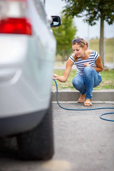 Giovane Donna Che Controlla Pressione Degli Pneumatici Dell Auto Gonfiarlo — Foto Stock