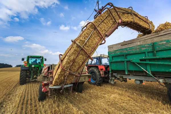 Traktorok Dolgozik Egy Farmon Mező Mezőgazdasági Gépek Munka — Stock Fotó