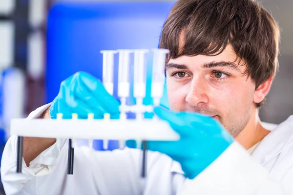 Mladý Muž Výzkumník Provádění Vědeckého Výzkumu Laboratoři Mělké Dof Barva — Stock fotografie