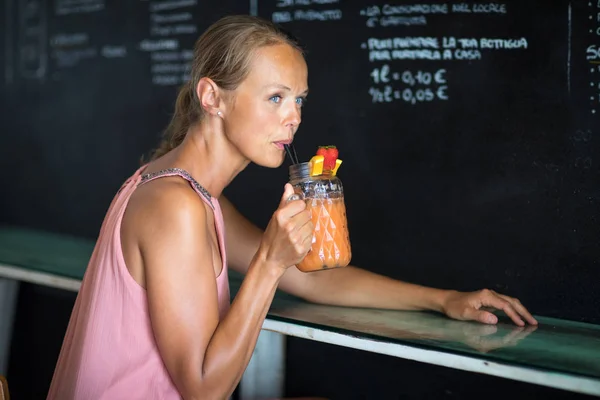 Bonita Jovencita Disfrutando Una Refrescante Bebida Bar Caluroso Día Verano —  Fotos de Stock