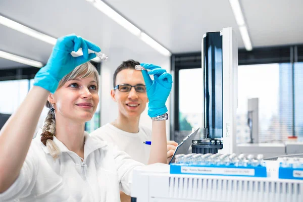 Senior Male Researcher Carrying Out Scientific Research Lab Using Gas — Stock Photo, Image