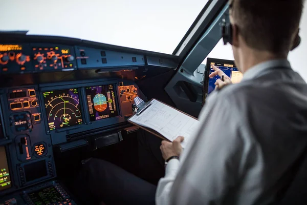 Pilotens Hand Accelererar Gasreglaget Kommersiell Cockpit För Flygplan Start — Stockfoto