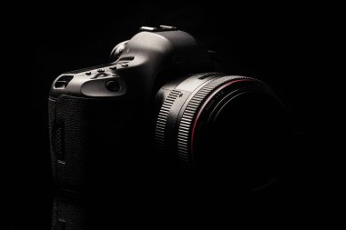 profesyonel modern dslr kamera düşük anahtar görüntü - modern dslr fotoğraf makinesi ile çok geniş bir diyafram üzerinde
