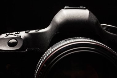 profesyonel modern dslr kamera düşük anahtar görüntü - modern dslr fotoğraf makinesi ile çok geniş bir diyafram üzerinde
