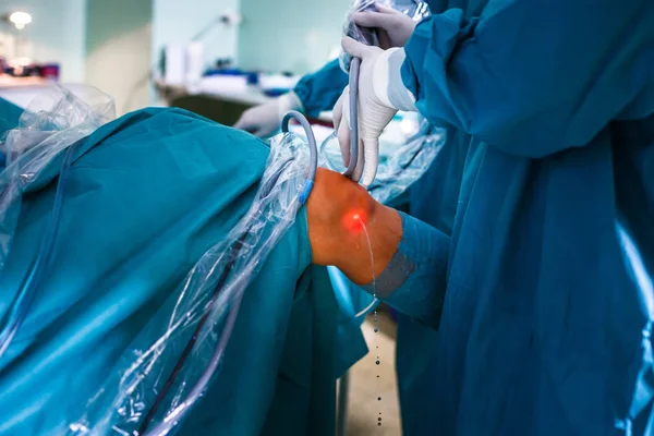 Хирургия Колена Ортопедическая Операция Два Хирурга Выполняющие Операцию Колене Пациента — стоковое фото