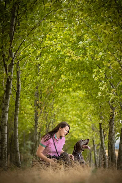 秋天的狩猎季节打猎 户外运动 森林里的女猎手 — 图库照片