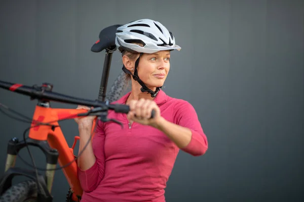 Досить Молода Жінка Їде Велосипеді Гірському Велосипеді Насолоджуючись Здоровим Активним — стокове фото