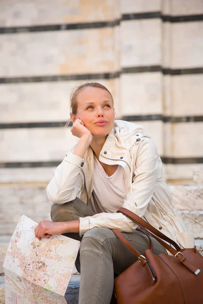 Gorgeous Female Tourist Map Discovering Foreign City Shallow Dof Color — Stock Photo, Image