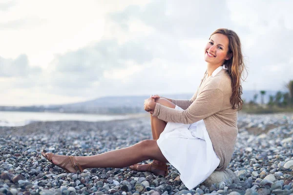 Jonge Vrouw Het Strand Genieten Van Een Warme Zomeravond — Stockfoto