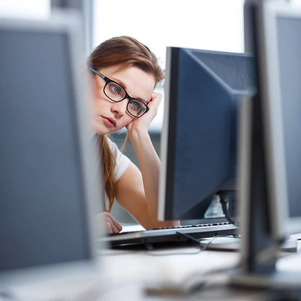 Hübsche Studentin Die Auf Einen Desktop Computerbildschirm Blickt Und Unangenehme — Stockfoto