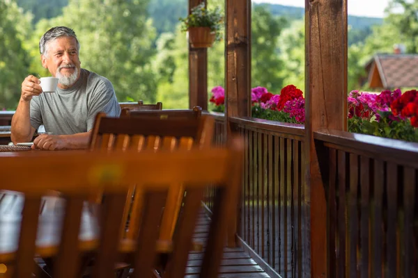 Starší Muž Těší Svou Ranní Kávu Terase Hotelu Horské Zatímco — Stock fotografie