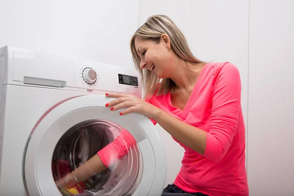 Hushållsarbete Ung Kvinna Gör Tvätt Grunt Dof Tonas Färgbild — Stockfoto