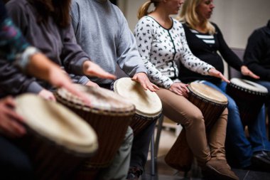 Bir grup insan tarafından Müzik Terapisi üzerinde davul-
