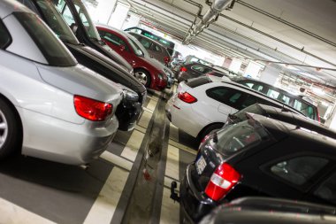Arabalı yeraltı otoparkı