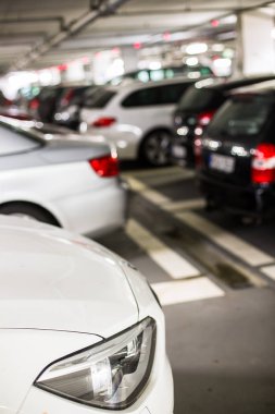 Arabalı yeraltı otoparkı