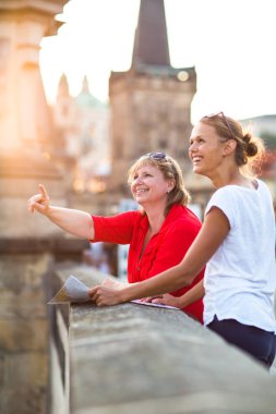Anne ve kızı seyahat - yeni bir şehir keşfetmek bir harita okuyan iki kadın turist