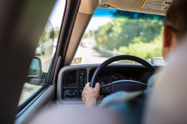 Yolda araba sürüyorum.