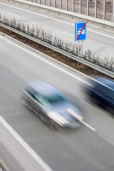 Tráfico Por Carretera Coches Borrosos Movimiento Una Carretera Imagen Tonificada — Foto de Stock