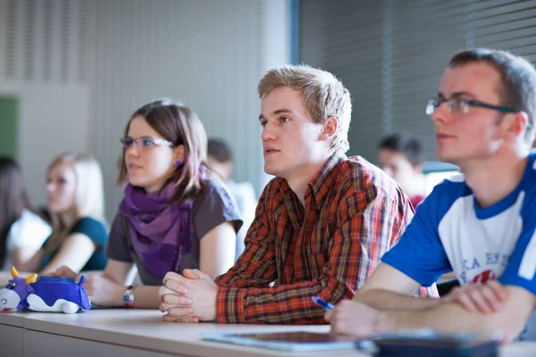 Bello Studente Universitario Seduto Una Classe Piena Studenti Durante Lezione — Foto Stock