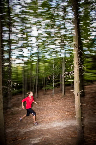 Νεαρή Γυναίκα Που Τρέχει Εξωτερικούς Χώρους Ένα Δάσος Πηγαίνουν Γρήγορα — Φωτογραφία Αρχείου