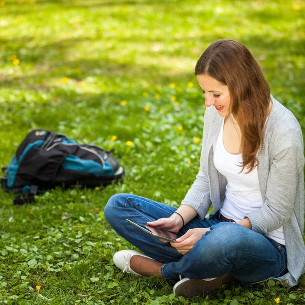 Młoda Kobieta Pomocą Jej Komputer Typu Tablet Podczas Relaksu Świeżym — Zdjęcie stockowe