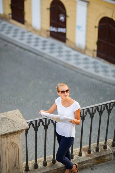 Jolie Jeune Touriste Féminine Étudiant Une Carte Appréciant Découvrir Une — Photo