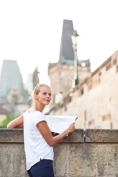 Ganska Ung Kvinnlig Turist Studera Karta Tycka Att Upptäcka Stad — Stockfoto