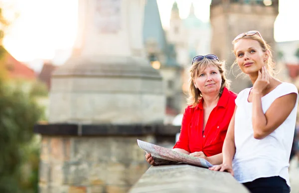 Mor Och Dotter Resor Två Kvinnliga Turister Studera Karta Att — Stockfoto