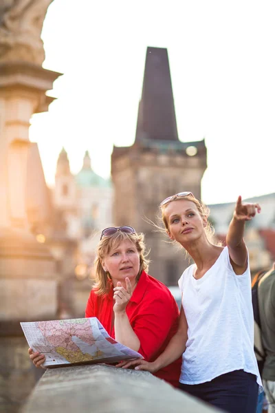 Мать Дочь Путешествуют Две Туристки Изучают Карту Открывая Себя Новый — стоковое фото