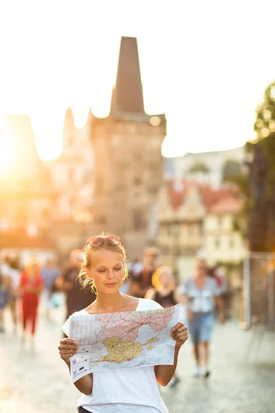 Mooie Jonge Vrouwelijke Toeristische Bestuderen Van Een Kaart Geniet Van — Stockfoto