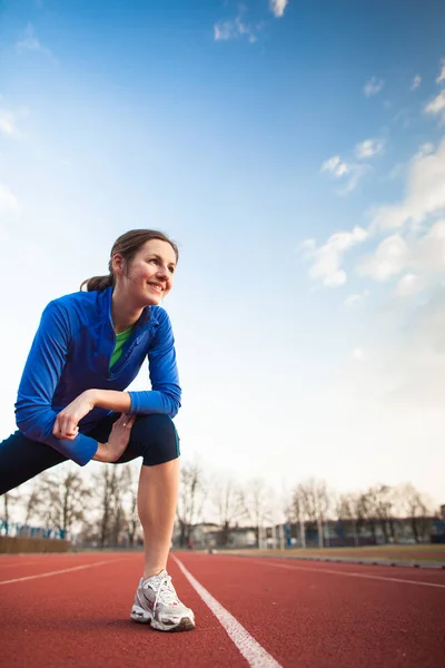 Piuttosto Corridore Femminile Che Estende Prima Della Sua Corsa Uno — Foto Stock