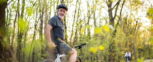 Hombre Mayor Bicicleta Montaña Aire Libre — Foto de Stock