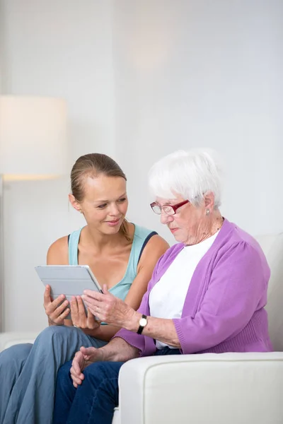 Avó Com Sua Neta Sentada Sofá Usando Computador Tablet Aprendendo — Fotografia de Stock