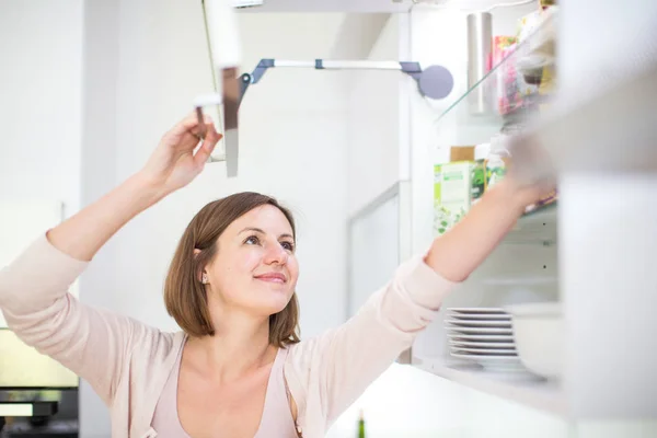 Jovem Mulher Sua Linda Cozinha Moderna — Fotografia de Stock