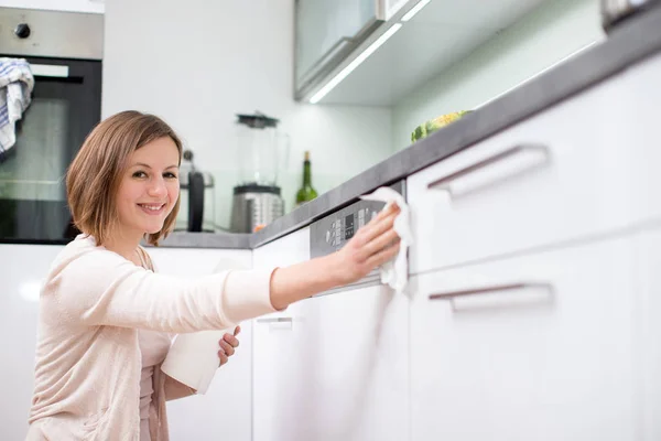 Νεαρή Γυναίκα Κάνει Δουλειές Του Σπιτιού Καθαρίζει Την Κουζίνα — Φωτογραφία Αρχείου